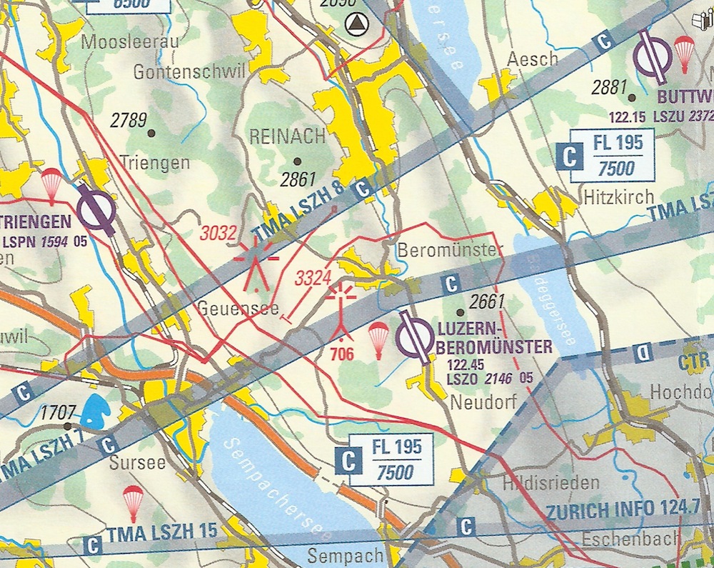 Luftfahrtkarte im Raum Baldegger-, Hallwiler- und Sempachersee mit den Flugplätzen Triengen, Luzern-Beromünster und Buttwil. Ein Fallschirmspringersymbol zeigt auf diesen Plätzen an, das Sprungbetrieb herrscht.