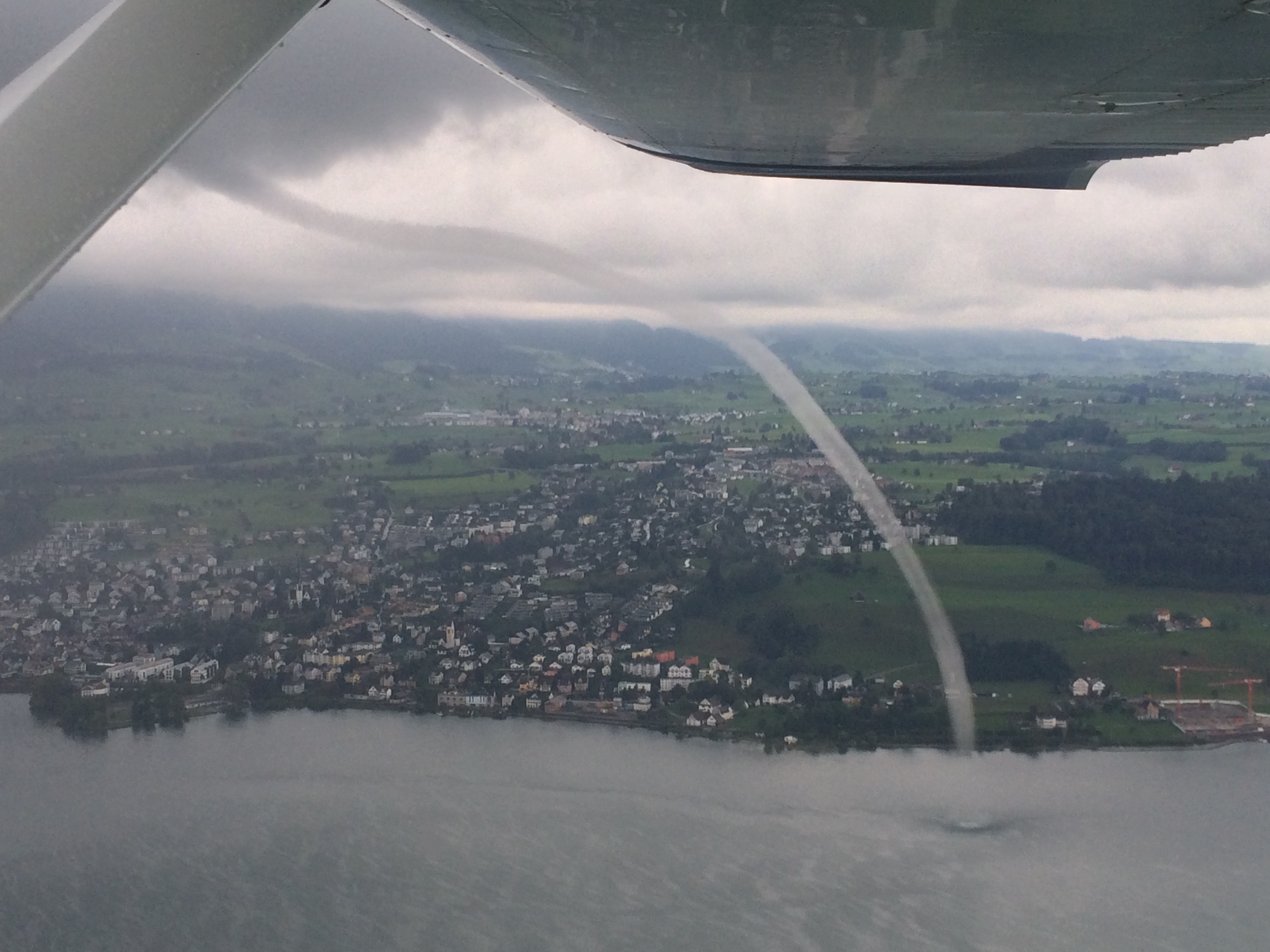 Wasserhose auf dem Zürichsee, gesehen aus dem Cockpit einer Cessna C152 bei einem Schulungsflug