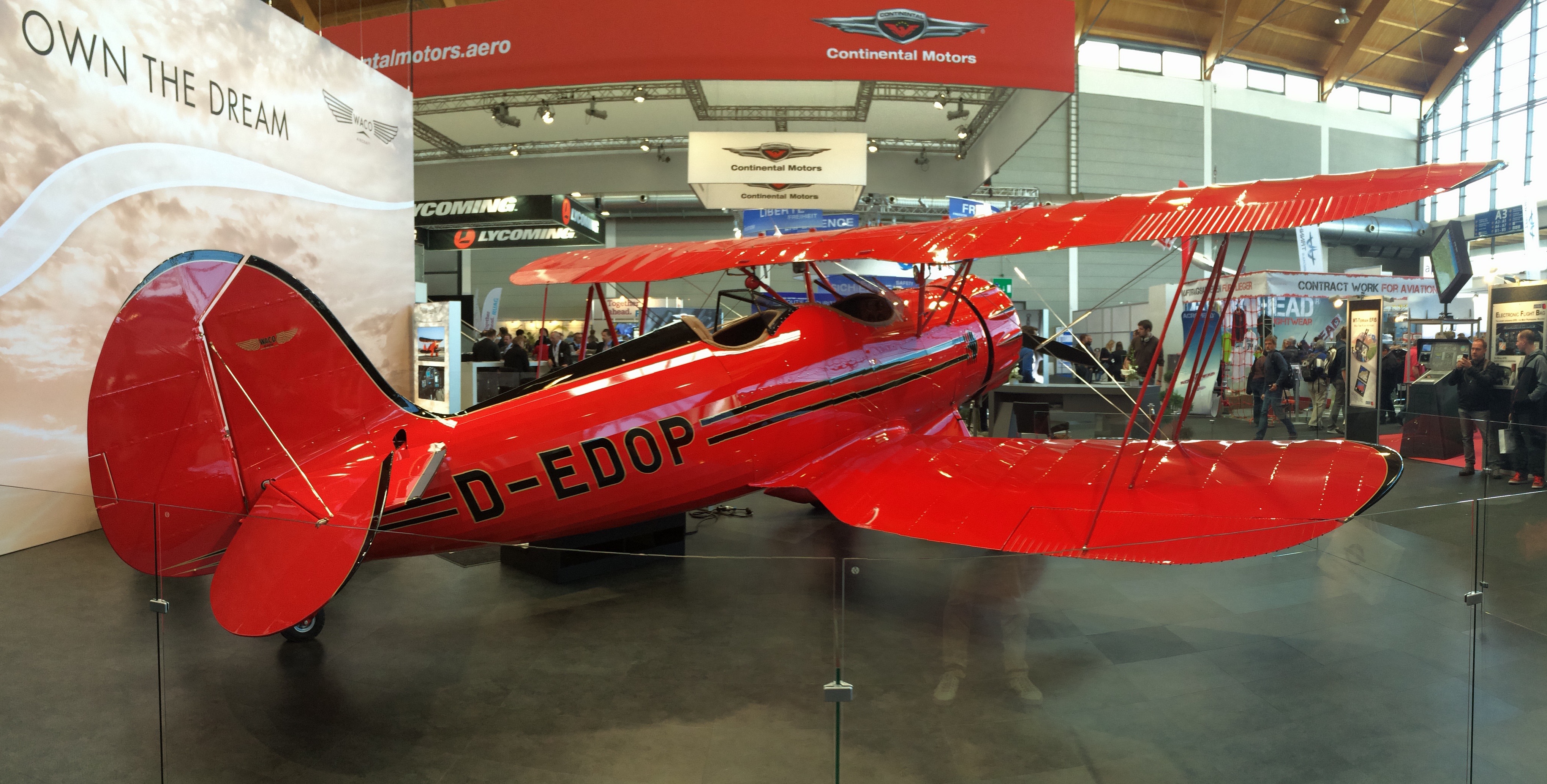 Eine rote WACO YMF-7, ein dreiplätziger Doppeldecker, ausgestellt an der Aero Friedrichshafen 2016.